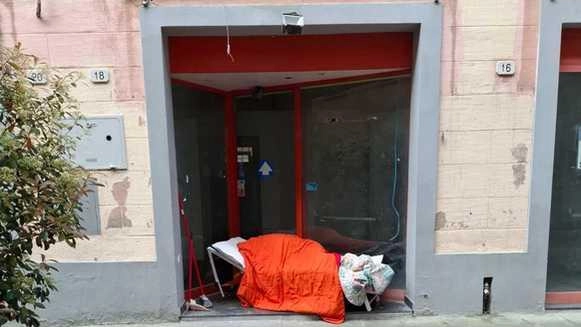 Il senzatetto quando ancora aveva occupato l’ingresso dell’ex pescheria in via Gotti con il materasso e il lettino da spiaggia