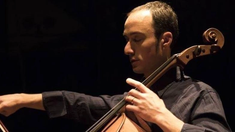 Il violoncellista Andrea Rellini, con la proiezione di animazioni di Giada Fuccelli, sarà protagonista di “Animato Concerto“ stasera alle 22,30