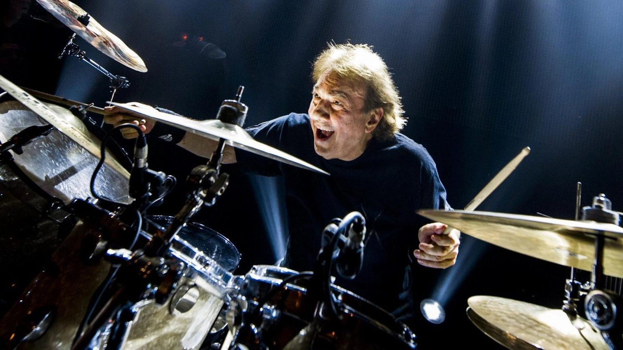 Il cantautore e percussionista salirà questa sera sul palco del Beta Bar alle 22 per celebrare i 40 anni di Stop Bajon Il cantautore e percussionista salirà questa sera sul palco del Beta Bar alle 22 per celebrare i 40 anni di Stop Bajon