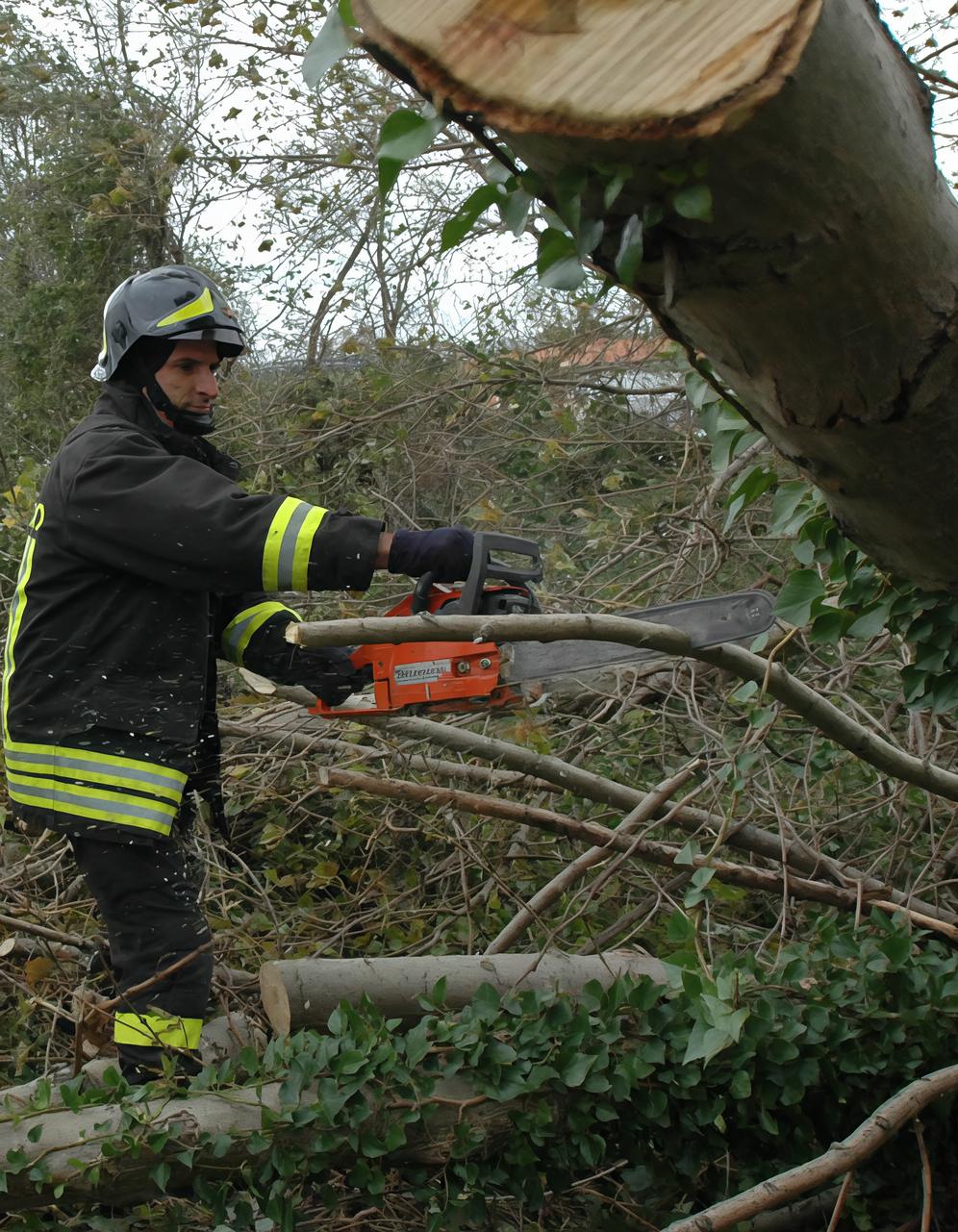 Vento e bombe d’acqua. Blackout e danni in molte frazioni Vento e bombe d’acqua. Blackout e danni in molte frazioni