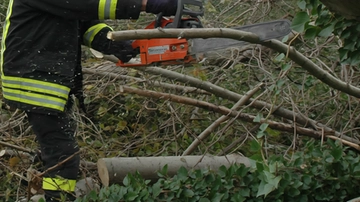 Vento e bombe d’acqua. Blackout e danni in molte frazioni