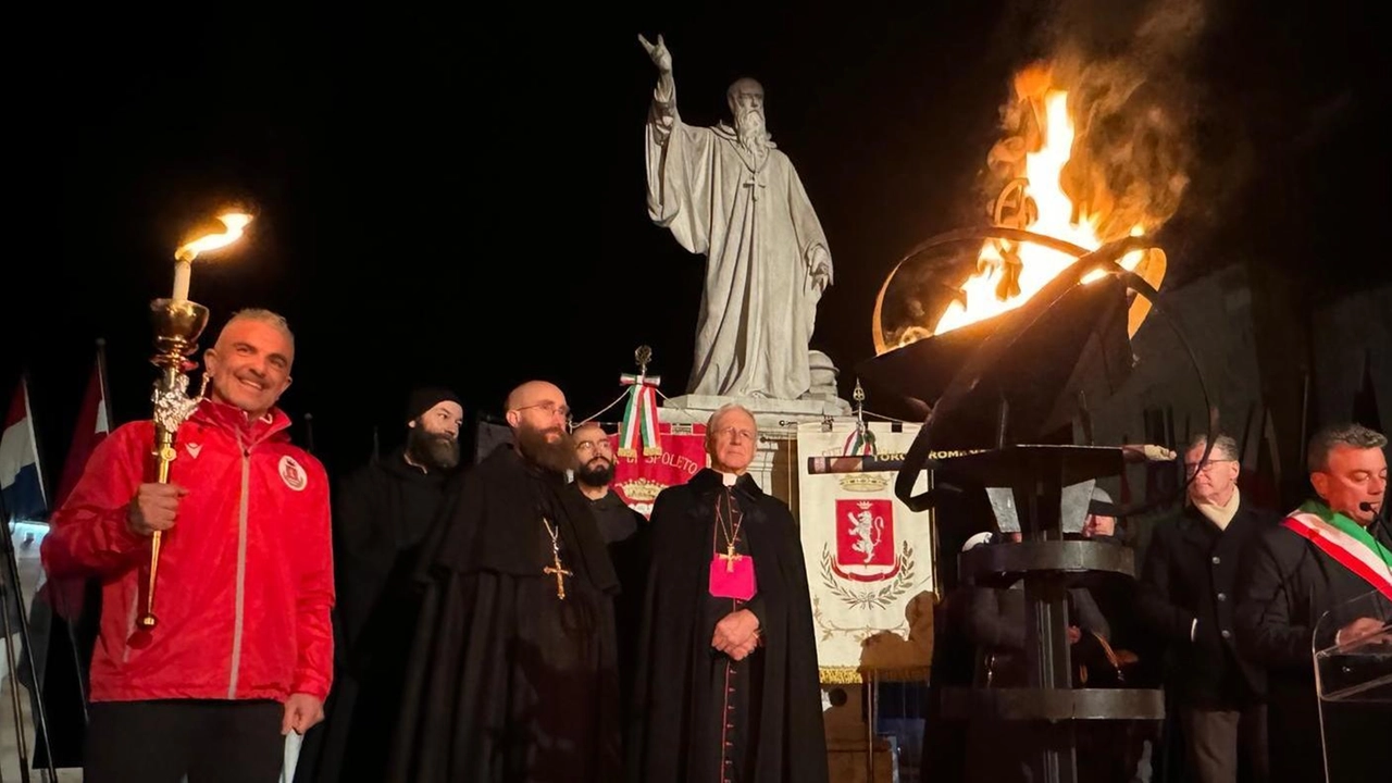 Attesa da centinaia di fedeli, la fiaccola “Pro pace et Europa una“ ha fatto il suo ingresso a Norcia,...