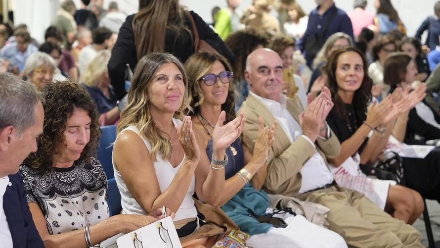 L’incontro con la neuroscienziata Leor Zmigrod e lo psicologo Massimo Cirri. Come ogni anno una città vitale ha saputo dare la parte migliore di sé . grazie anche ai tantissimi giovani volontari che hanno assistito il pubblico. L’incontro con la neuroscienziata Leor Zmigrod e lo psicologo Massimo Cirri. Come ogni anno una città vitale ha saputo dare la parte migliore di sé . grazie anche ai tantissimi giovani volontari che hanno assistito il pubblico.