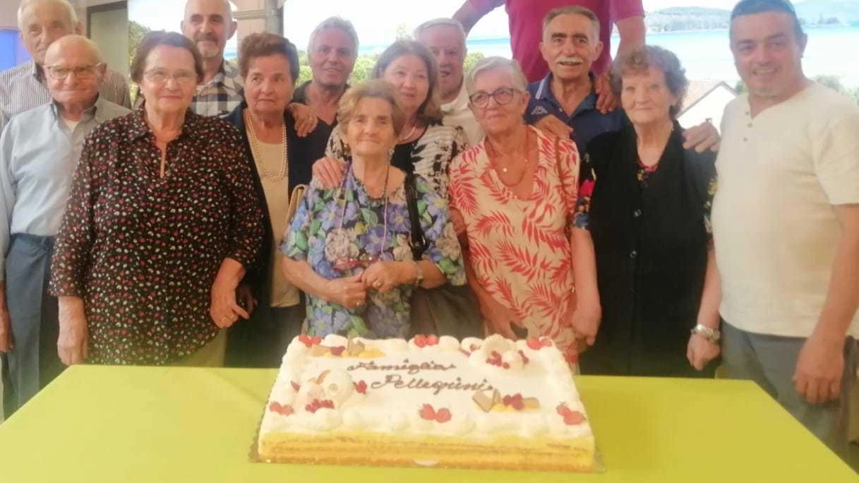 Grande riunione familiare a Magione per i Pellegrini, dopo oltre dieci anni. Oltre sessanta parenti di tutte le età si sono riuniti, mantenendo vivo il legame affettivo nonostante le distanze geografiche. Grande riunione familiare a Magione per i Pellegrini, dopo oltre dieci anni. Oltre sessanta parenti di tutte le età si sono riuniti, mantenendo vivo il legame affettivo nonostante le distanze geografiche.