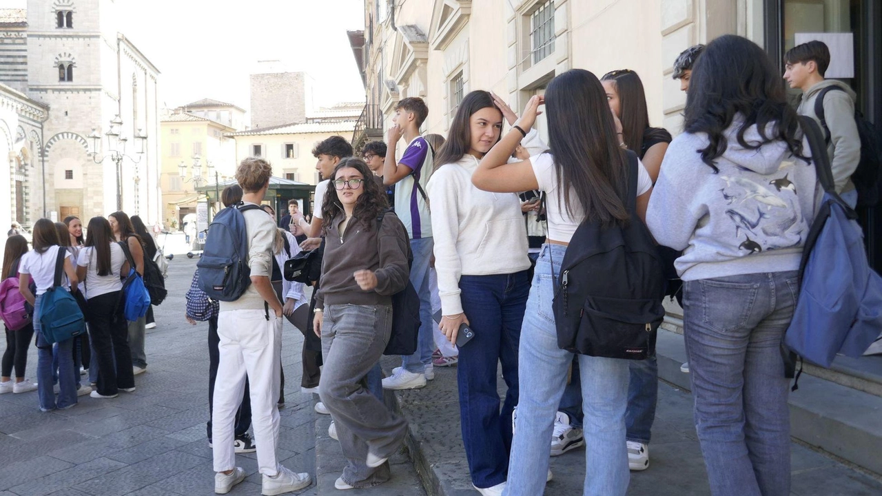 Sui banchi per 28mila alunni. Ancora da nominare docenti di matematica e informatica Custodi, personale ridotto all’osso. E alle "Gandhi" il dirigente chiama i volontari. Sui banchi per 28mila alunni. Ancora da nominare docenti di matematica e informatica Custodi, personale ridotto all’osso. E alle "Gandhi" il dirigente chiama i volontari.