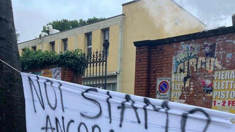 La protesta del Paladini-Civitali trova efficace sintesi negli striscioni comparsi ieri La protesta del Paladini-Civitali trova efficace sintesi negli striscioni comparsi ieri