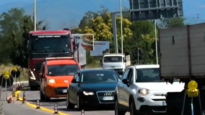"Ancora un intervento in via Fiorentina e ancora polemiche. Lunedì e martedì residenti e commercianti della zona si sono svegliati... "Ancora un intervento in via Fiorentina e ancora polemiche. Lunedì e martedì residenti e commercianti della zona si sono svegliati...