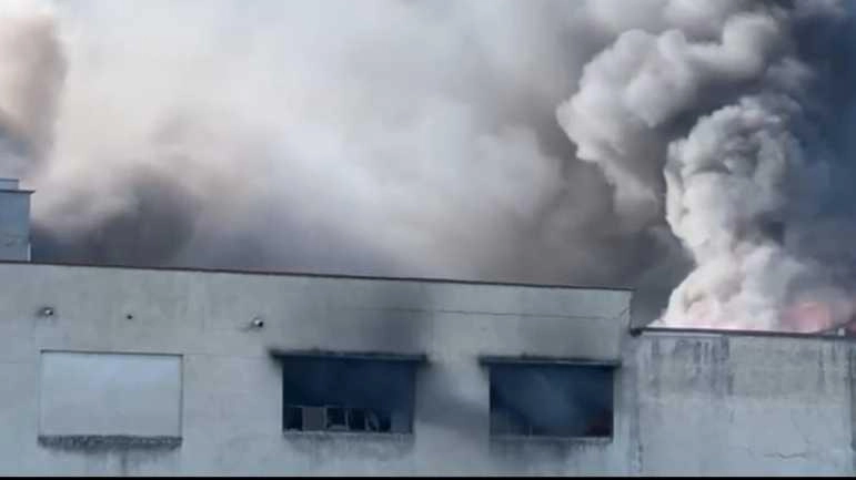Le fiamme che hanno devastato il capannone dell’azienda ’Ivo Alberti’ di Lerchi Le fiamme che hanno devastato il capannone dell’azienda ’Ivo Alberti’ di Lerchi