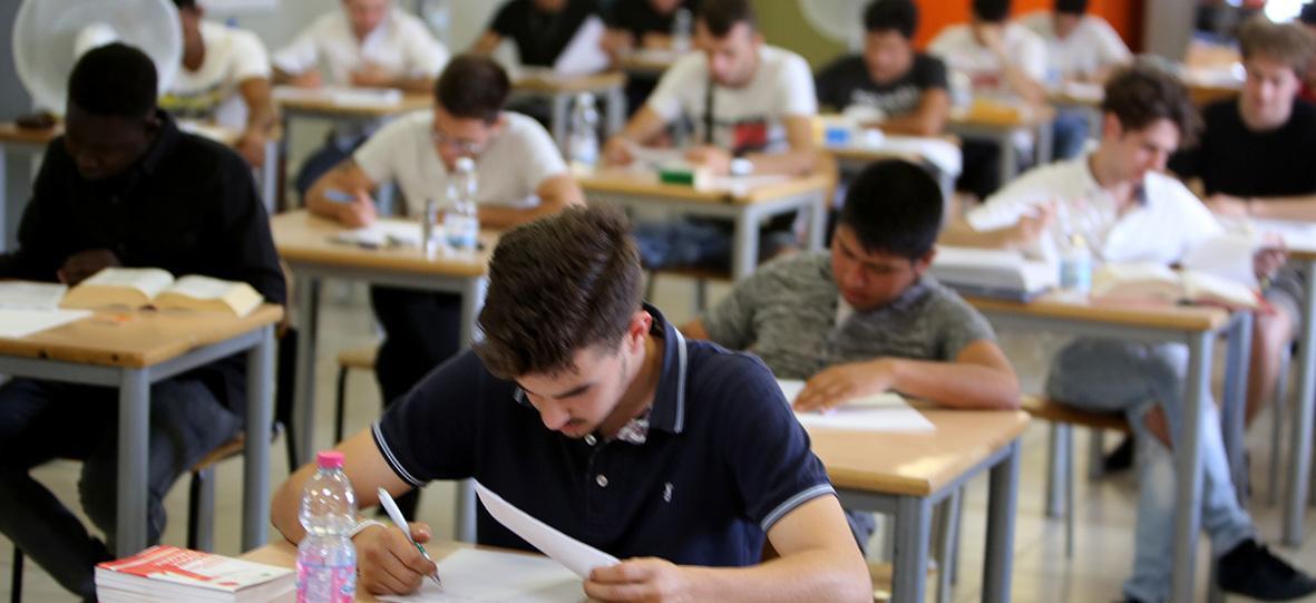 https://www.lanazione.it/image-service/view/acePublic/alias/contentid/MzdiMGQzMjEtOWNmMC00/0/maturita-le-commissioni-pubblicati-tutti-i-nomi-delle-scuole-pontederesi.jpeg
