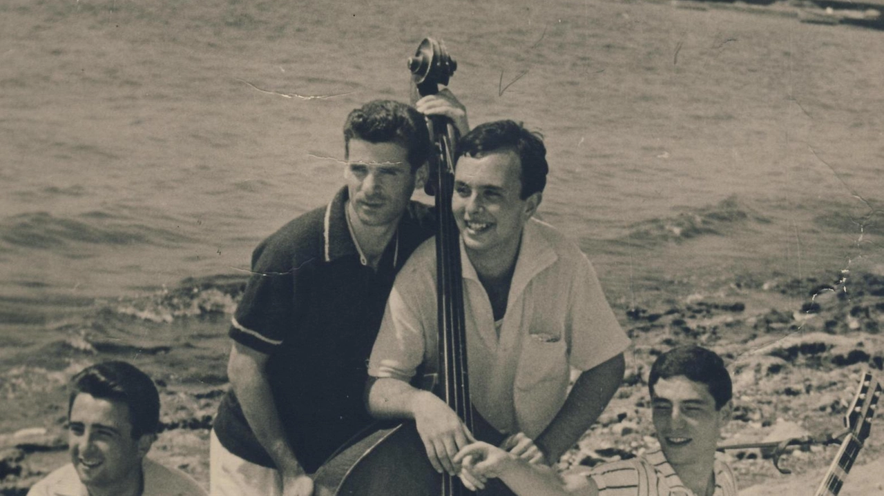 Gli esordi dirompenti con i Vampiri, l’incontro con i grandi protagonisti, la composizione di canzoni Gli esordi dirompenti con i Vampiri, l’incontro con i grandi protagonisti, la composizione di canzoni
