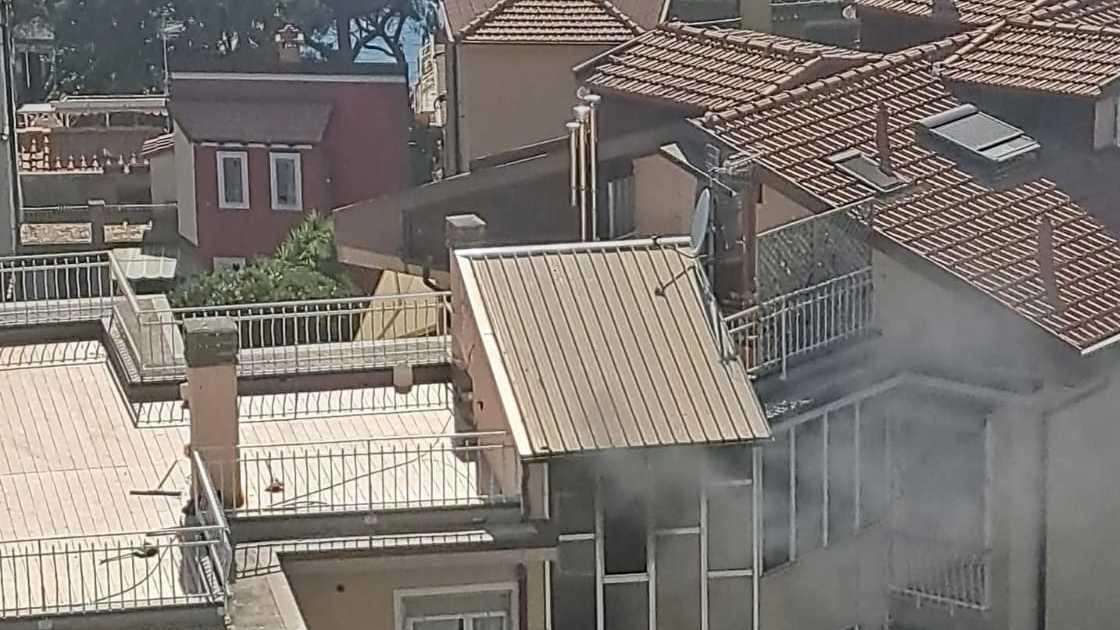 La palazzina di via Le Sare dove l’incendio divampato nel primo pomeriggio ha provocato la morte di un anziano molto conosciuto a Lerici La palazzina di via Le Sare dove l’incendio divampato nel primo pomeriggio ha provocato la morte di un anziano molto conosciuto a Lerici
