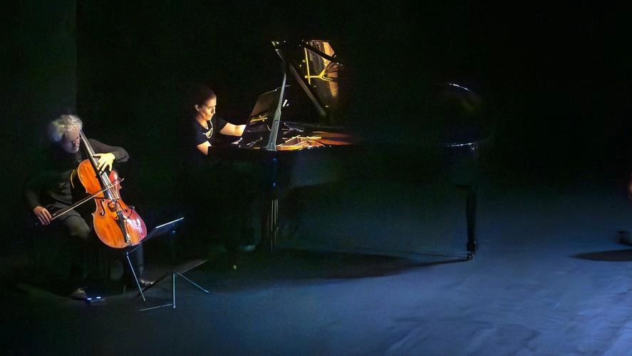 Il violoncellista Brunello, insieme alla Compagnia di danza e alla pianista Maria Semeraro chiuderanno. ‘Concerti a Teatro’