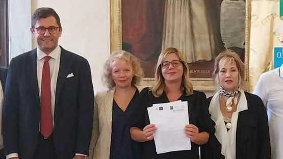 La firma nella sala consigliare del Comune del protocollo a sostegno della candidatura di Sarzana a città Capitale della cultura 2028 tra amministratori e rappresentanti delle associazioni di categoria La firma nella sala consigliare del Comune del protocollo a sostegno della candidatura di Sarzana a città Capitale della cultura 2028 tra amministratori e rappresentanti delle associazioni di categoria