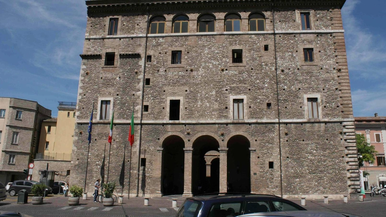 In un momento di particolare crisi per il commercio, il Consiglio comunale ha approvato l’aggiornamento della programmazione In un momento di particolare crisi per il commercio, il Consiglio comunale ha approvato l’aggiornamento della programmazione