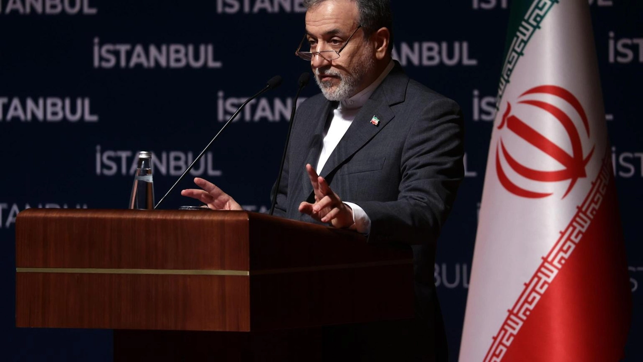 Ministro Iran evasivo su stop traffico commerciale nello Stretto Ministro Iran evasivo su stop traffico commerciale nello Stretto