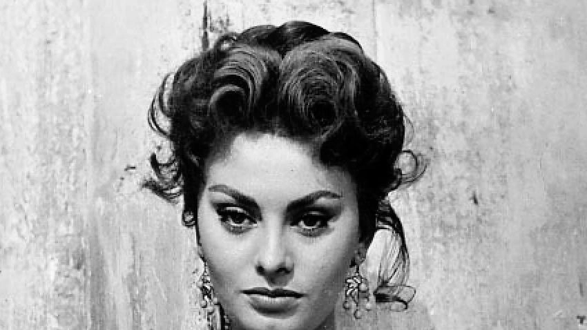 Sophia Loren, pseudonimo di Sofia Costanza Brigida Villani Scicolone, è nata a Roma, il 20 settembre 1934: venerdì 20 settembre l’incontro in Lazzerini Sophia Loren, pseudonimo di Sofia Costanza Brigida Villani Scicolone, è nata a Roma, il 20 settembre 1934: venerdì 20 settembre l’incontro in Lazzerini