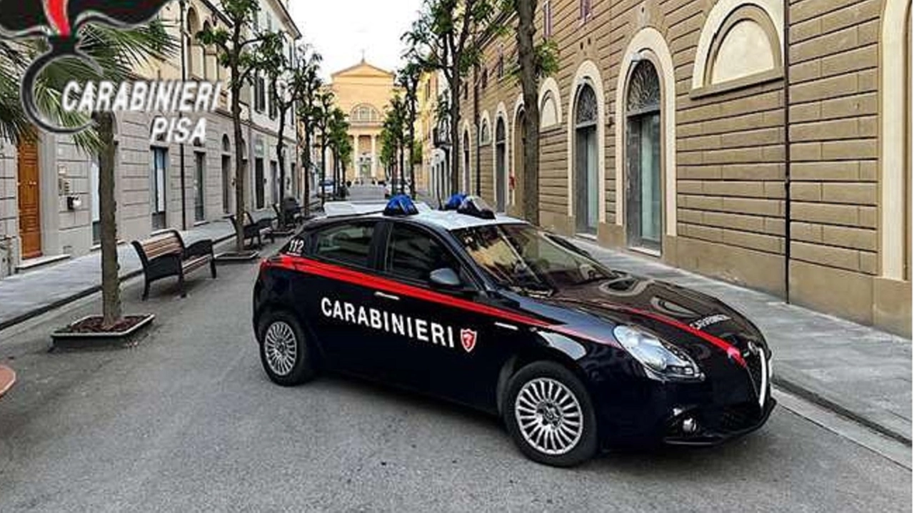 Una pattuglia dei carabinieri di Pontedera davanti alla compagnia di via Lotti Una pattuglia dei carabinieri di Pontedera davanti alla compagnia di via Lotti