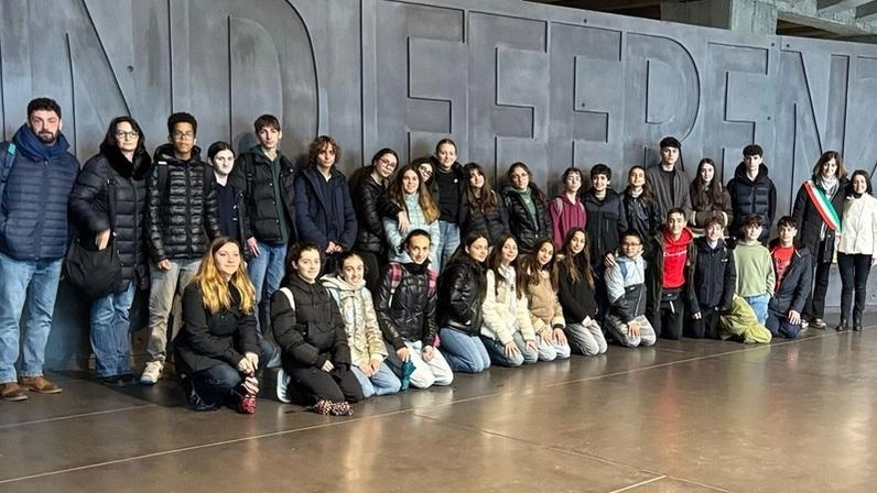 Gli studenti al memoriale della Shoah a Milano Gli studenti al memoriale della Shoah a Milano
