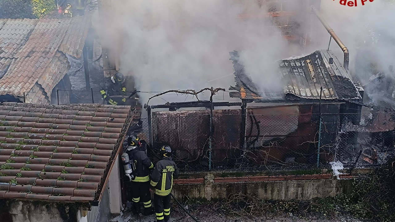 L'incendio a Terni (foto Vigili del Fuoco) L'incendio a Terni (foto Vigili del Fuoco)