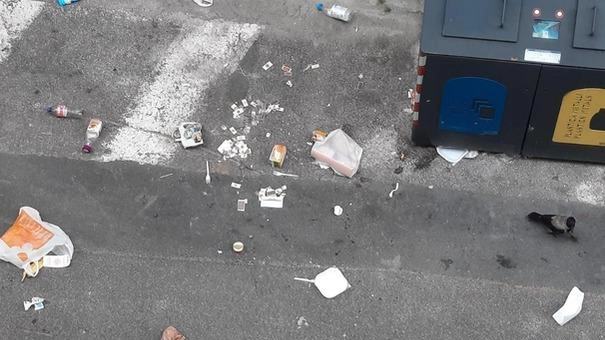 Alcune immagini eloquenti del degrado attorno ai cassonetti “Garby“ in via di Piaggia, vicino alla chiesina della Rosa in centro Alcune immagini eloquenti del degrado attorno ai cassonetti “Garby“ in via di Piaggia, vicino alla chiesina della Rosa in centro