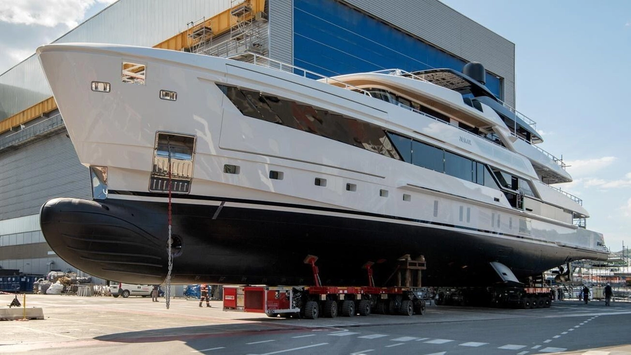 Un varo nei cantieri Sanlorenzo della Spezia. In alto, il presidente e ceo Massimo Perotti Un varo nei cantieri Sanlorenzo della Spezia. In alto, il presidente e ceo Massimo Perotti
