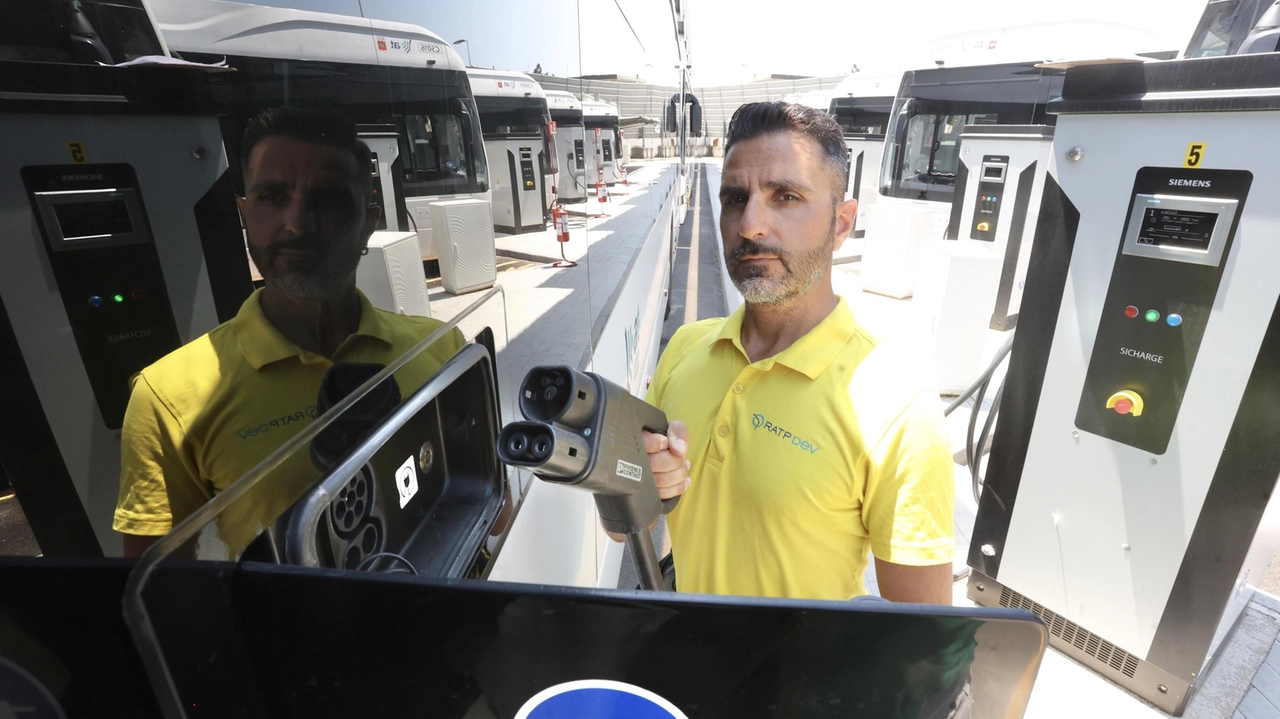 Presentati i nuovi 25 bus elettrici e la stazione di ricarica in via Pratese (Press Photo) Presentati i nuovi 25 bus elettrici e la stazione di ricarica in via Pratese (Press Photo)