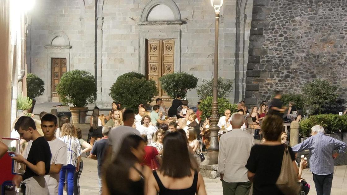 torna la notte bianca negozi aperti musica e illusionismo con zazza