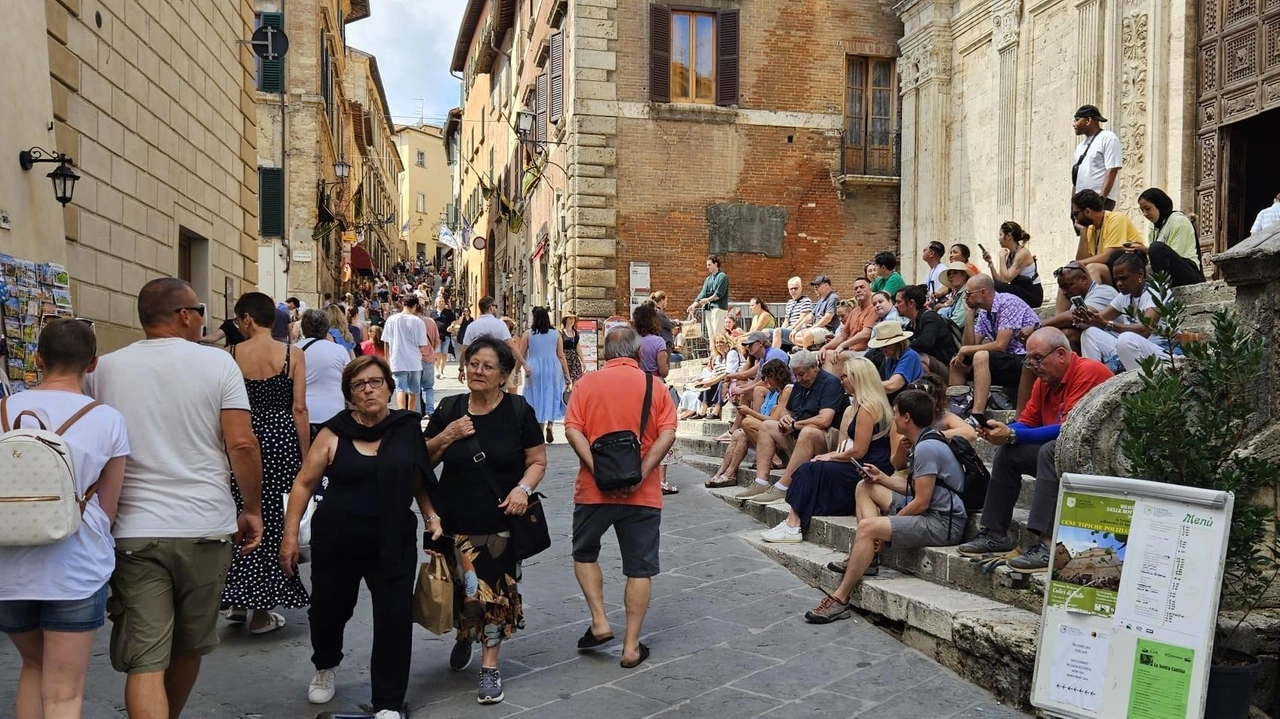 Turisti per le strade di Montepulciano