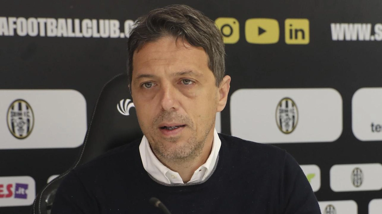 I tifosi bianconeri non dovranno aspettare chissà quanto per conoscere il nome dell’allenatore che guiderà la Robur la prossima stagione.... I tifosi bianconeri non dovranno aspettare chissà quanto per conoscere il nome dell’allenatore che guiderà la Robur la prossima stagione....