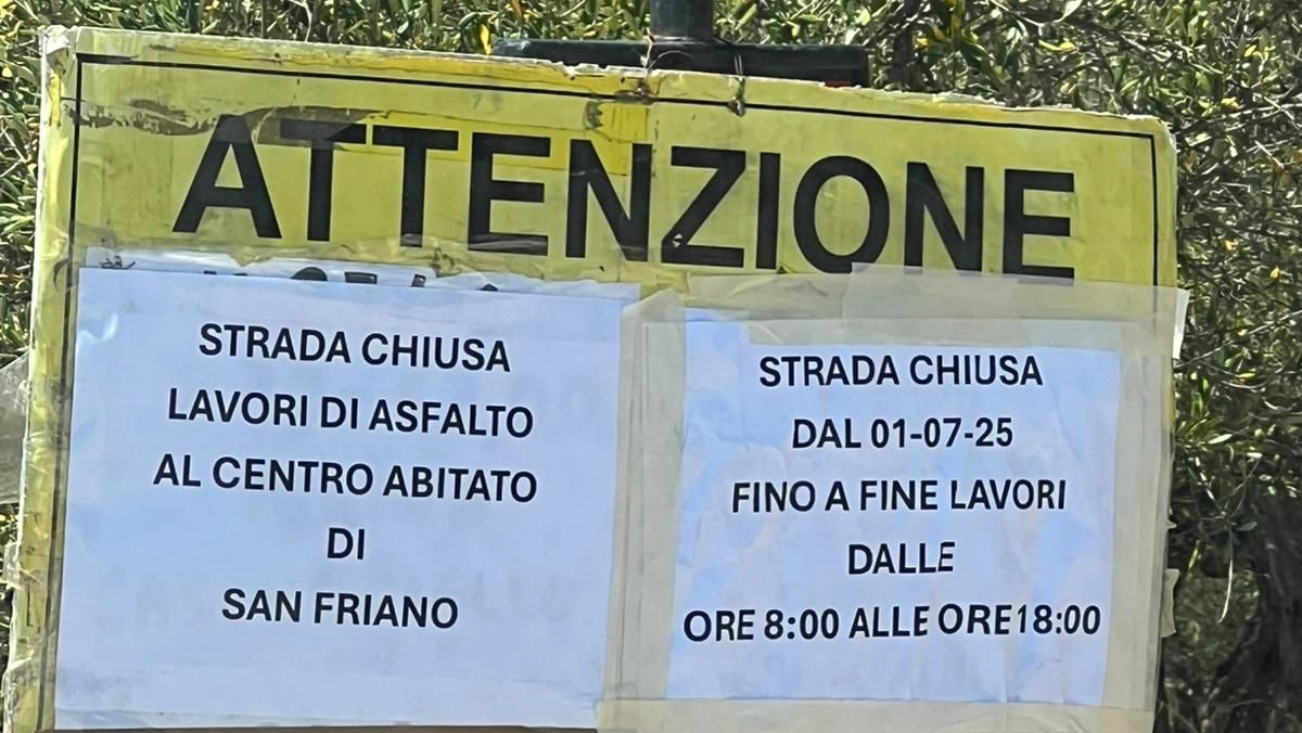 Il cartello apparso lungo via della Leccia per annunciare i lavori