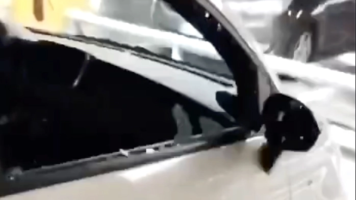 Una delle auto danneggiate Una delle auto danneggiate