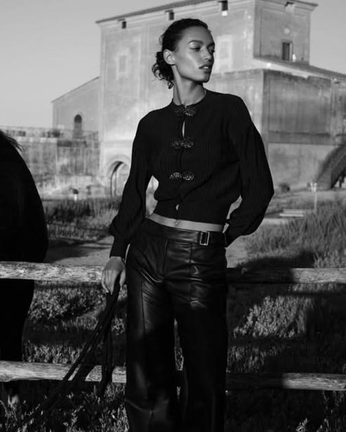 https://www.lanazione.it/image-service/view/acePublic/alias/contentid/Mzg1ZmUyYjQtNzUyNi00/0/la-foto-scelta-per-la-pubblicita-di-armani-spring-summer-2025.jpeg?f=1.90:1&h=630