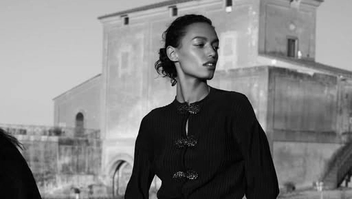 La foto della collezione primavera-estate 2025 di Giorgio Armani, con dietro la Casa rossa Ximenes in Diaccia Botrona La foto della collezione primavera-estate 2025 di Giorgio Armani, con dietro la Casa rossa Ximenes in Diaccia Botrona