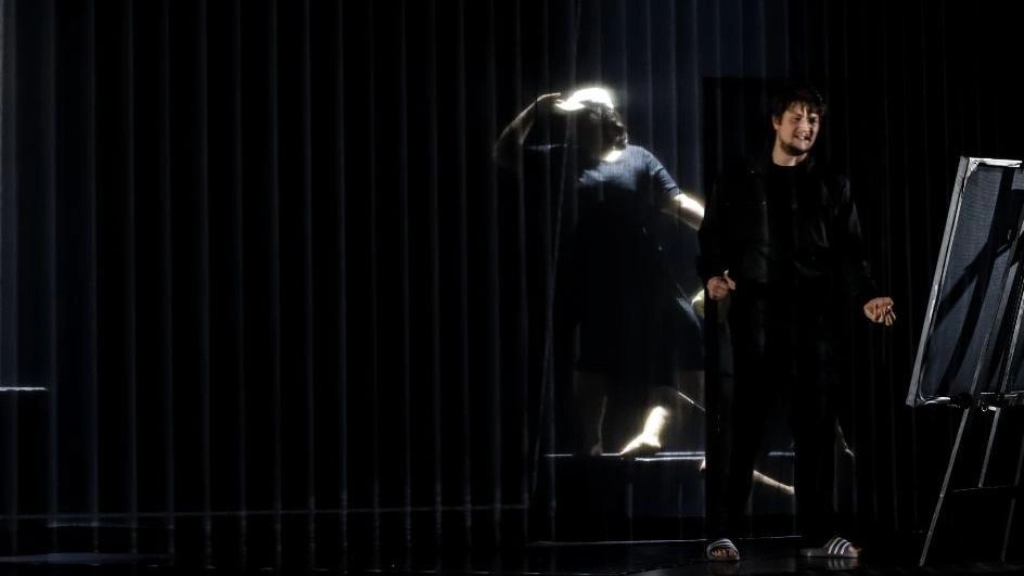 Stasera (21.15) al Teatro dei Rinnovati l’appuntamento del festival che unisce "due lati della stessa medaglia" illuminata da Caravaggio. Stasera (21.15) al Teatro dei Rinnovati l’appuntamento del festival che unisce "due lati della stessa medaglia" illuminata da Caravaggio.