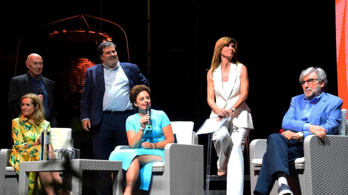 https://www.lanazione.it/image-service/view/acePublic/alias/contentid/Mzg2YzY2ZGQtNmRjNi00/0/il-viareggio-repaci-in-piazza-mazzini-la-liberta-di-pensiero-tra-parole-e-ironia.jpeg?f=16:9&w=1200&h=630