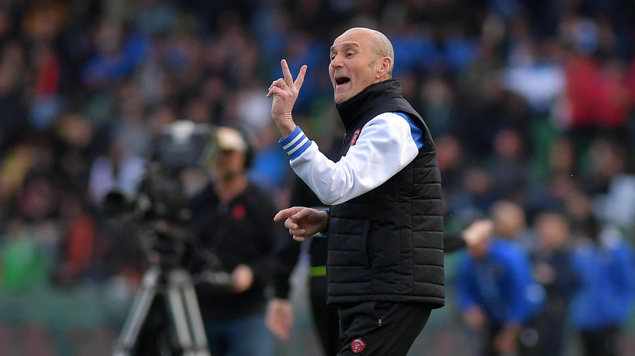L’allenatore biancorosso Vincenzo Cangelosi