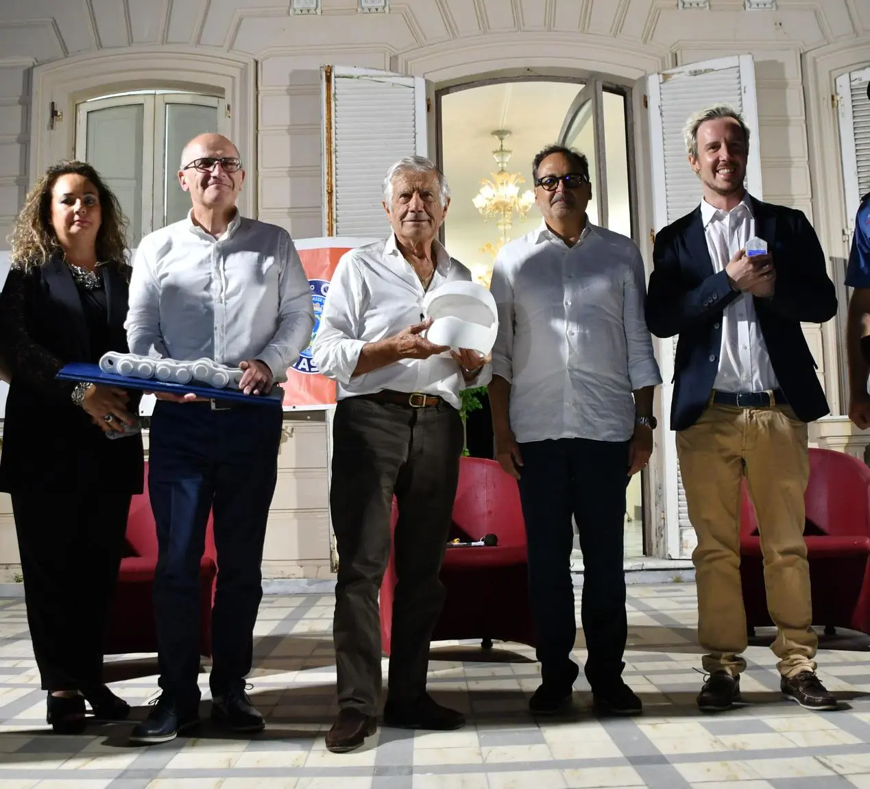 Giacomo Agostini, campione senza tempo: "La moto dà gioia ma ci vuole attenzione". Premiato a Massa