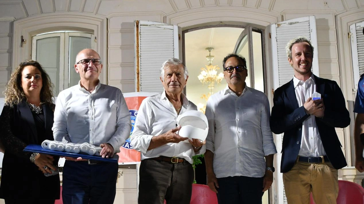 Giacomo Agostini, campione senza tempo: "La moto dà gioia ma ci vuole attenzione". Premiato a Massa