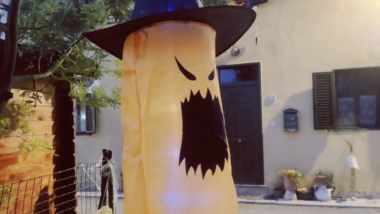 Una delle decorazioni nelle aie addobbate del borgo antico Una delle decorazioni nelle aie addobbate del borgo antico