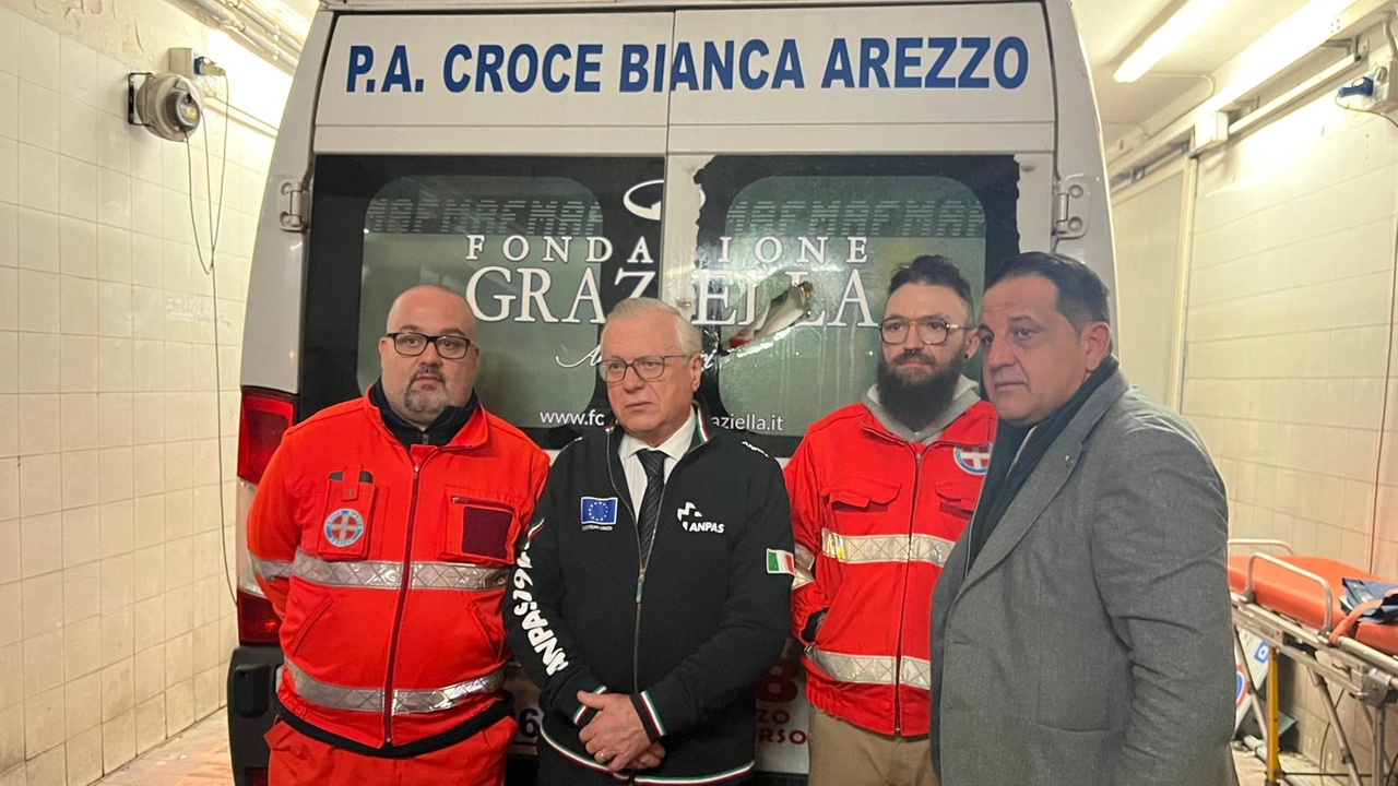 L'ambulanza della Croce Bianca di Arezzo danneggiata e il personale coinvolto L'ambulanza della Croce Bianca di Arezzo danneggiata e il personale coinvolto