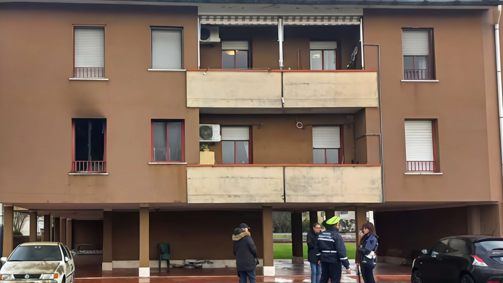 La tragedia in un appartamento di un condominio di edilizia popolare in via Aldo Moro. A trovare la madre senza vita è stato il figlio che ogni mattina andava a farle una visita. La tragedia in un appartamento di un condominio di edilizia popolare in via Aldo Moro. A trovare la madre senza vita è stato il figlio che ogni mattina andava a farle una visita.