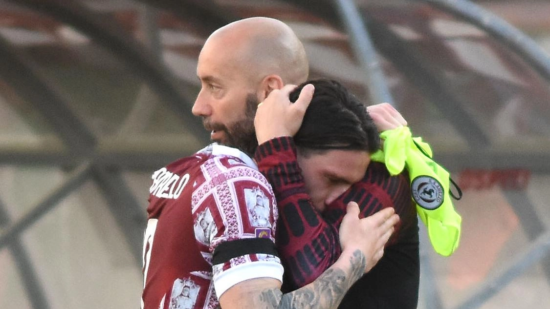L’abbraccio tra Cristian Bucchi ed Emiliano Pattarello dopo un gol del fantasista L’abbraccio tra Cristian Bucchi ed Emiliano Pattarello dopo un gol del fantasista