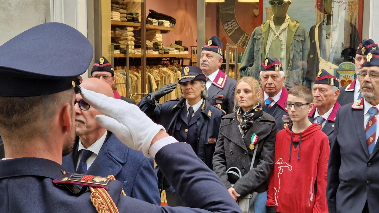 Un momento della cerimonia che si è svolta ieri. davanti alla lapide che ricorda Bertoneri, Medaglia d’Oro al Valor Civile AcerboniFotoCastellani Un momento della cerimonia che si è svolta ieri. davanti alla lapide che ricorda Bertoneri, Medaglia d’Oro al Valor Civile AcerboniFotoCastellani