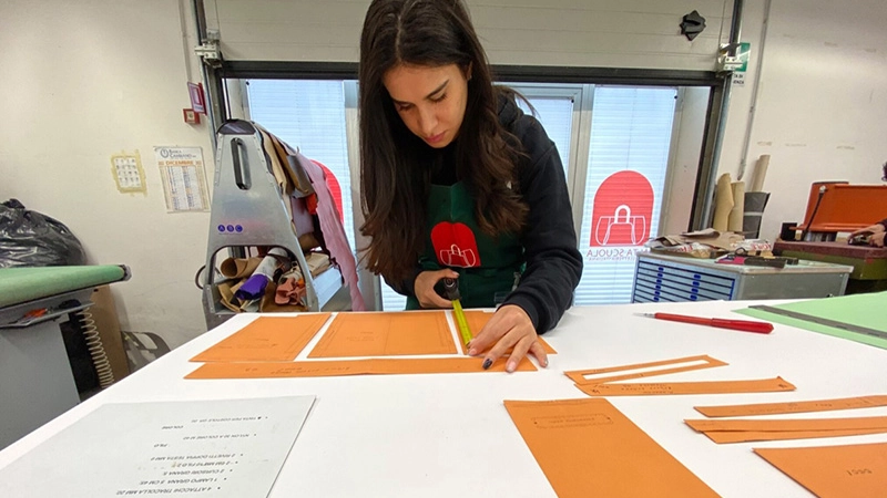 Giovane studentessa a scuola di pelletteria (Foto di repertorio) Giovane studentessa a scuola di pelletteria (Foto di repertorio)