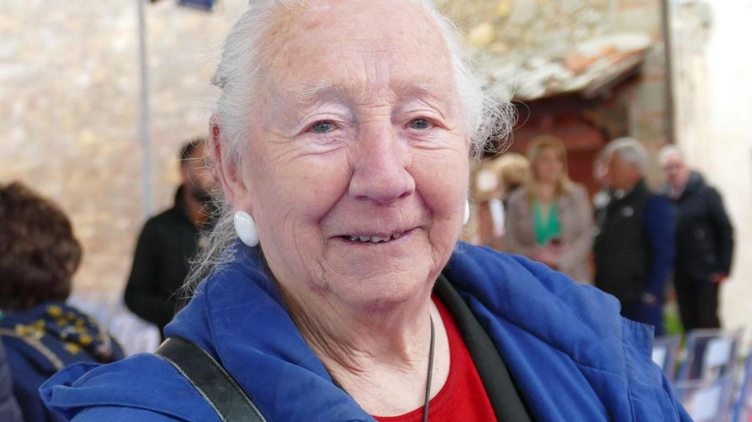 A 94 anni è tornata nei luoghi dove i genitori vennero arrestati e fucilati. I loro corpi ritrovati anni dopo. L’abbraccio con gli altri superstiti della strage.