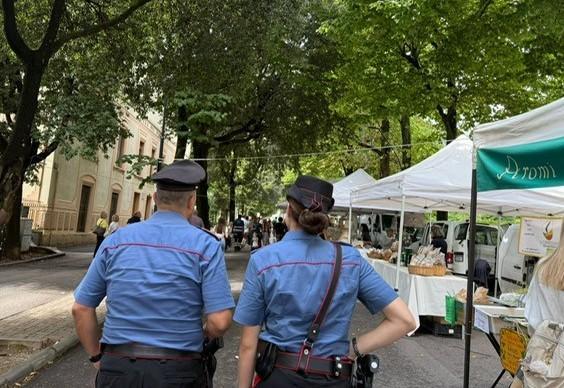 sfilano il borsello a un8217anziana i carabinieri bloccano due donne