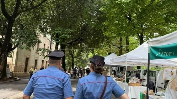 Controlli dei carabinieri di Siena Centro. per frenare il fenomeno dei borseggi Controlli dei carabinieri di Siena Centro. per frenare il fenomeno dei borseggi
