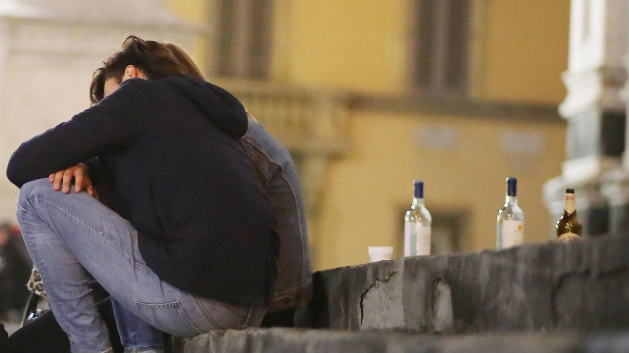 Nelle immagini di archivio bivacchi e assembramenti in piazza Santa Croce