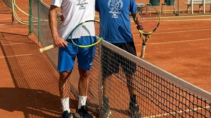 Il maestro di tennis Matteo Aprile immortalato nella foto insieme con il collega tecnico Andrea Turini Il maestro di tennis Matteo Aprile immortalato nella foto insieme con il collega tecnico Andrea Turini