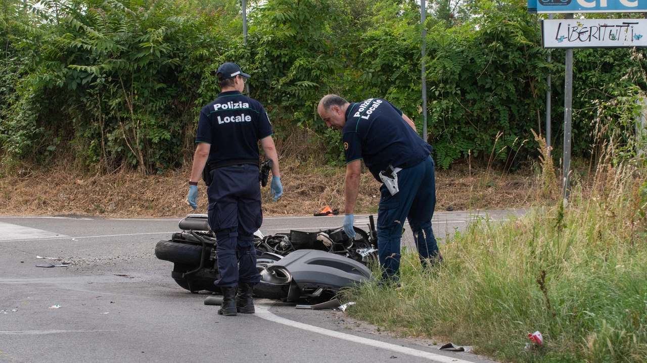 Due agenti di Polizia locali impegnati nei rilievi di un incidene stradale. La Provincia è stata condannata a risarcire un motociclista (foto di repertorio)